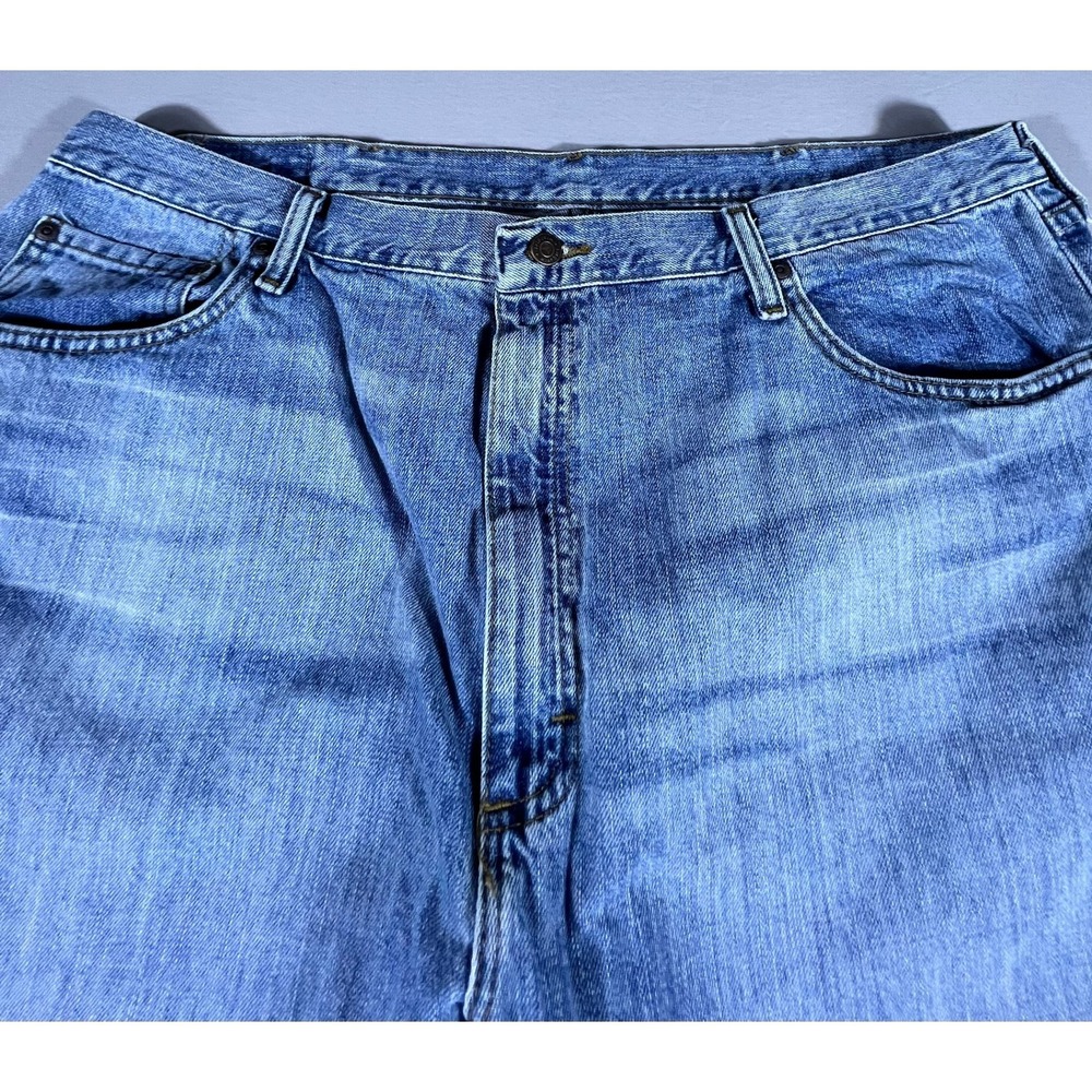 Wrangler Premium Quality Relaxed Fit Jeans Men's 42x30 Medium Wash Blue Denim - Picture 3 of 16